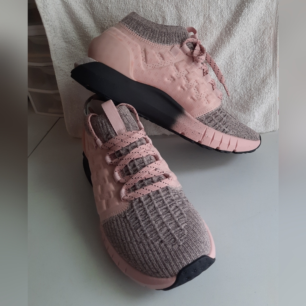 Under Armour HOVR Stylish Women's Athletic Sneakers Sz 9.5 (41 EUR) Rose Pink